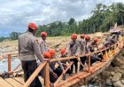 Brimob Polda Sumbar Bangun Jembatan Darurat di Palembayan Agam, Akses Warga Mulai Pulih