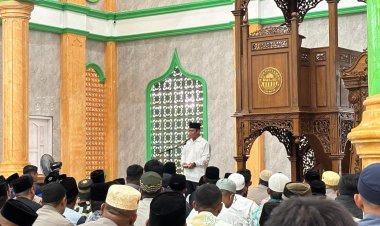 Kapolda Sumbar Salat Jumat di Masjid Pahlawan Lumpo, Santuni Anak Yatim dan Salurkan Sembako