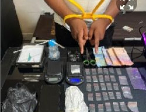 Sat Res Narkoba Polres Agam Gerebek Rumah Di Tiku Selatan, Satu Pelaku Narkoba Diamankan Dengan Puluhan Paket Sabu