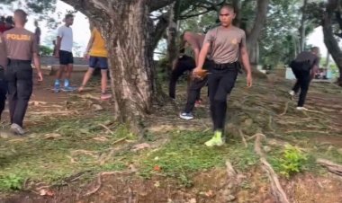 Personel Polda Sumbar Gelar Aksi Bersih Lingkungan di Gunung Padang